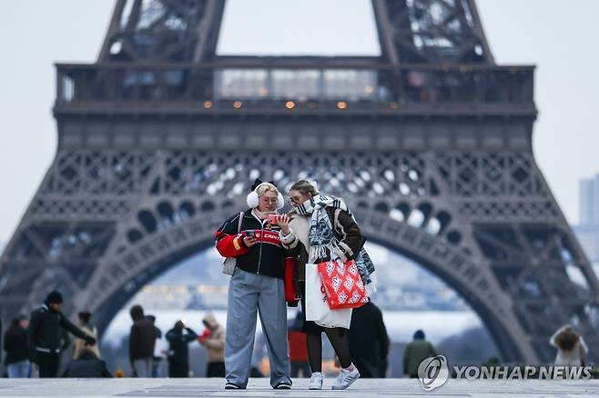 파리 에펠탑 앞 관광객 [EPA 연합뉴스 자료사진 재판매 및 DB 금지]