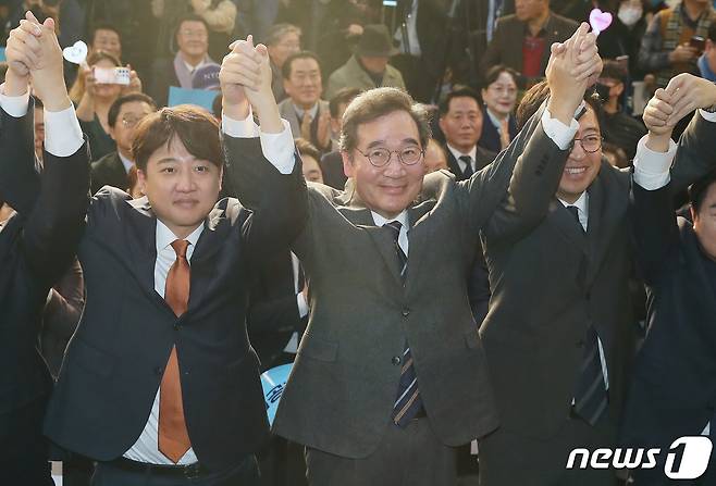 이낙연 전 더불어민주당 대표, 이준석 개혁신당(가칭) 정강정책위원장, 금태섭 새로운선택 공동대표 등 참석자들이 16일 오후 서울 동작구 서울여성플라자에서 열린 새로운미래(가칭) 창당발기인대회에서 손을 들어 올리고 있다. 2024.1.16/뉴스1 ⓒ News1 임세영 기자