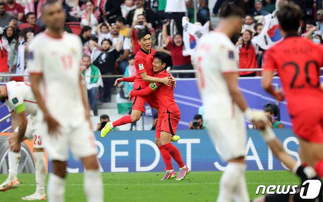 대한민국 축구대표팀 황인범이 20일(현지시간) 카타르 도하 알투마마 스타디움에서 열린 2023 아시아축구연맹(AFC) 카타르 아시안컵 조별리그 E조 조별리그 2차전 요르단과 대한민국의 경기에서 후반 추가시간 극적인 동점골을 기록한 후 손흥민과 포옹하고 있다. 2024.1.20/뉴스1 ⓒ News1 김성진 기자