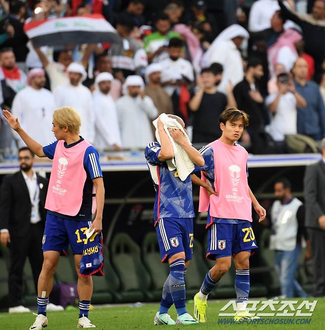 19일(현지시간) 카타르 도하 에듀케이션 시티 스타디움에서 열린 2023 아시아축구연맹(AFC) 카타르 아시안컵 이라크와 일본의 경기. 경기에서 패한 일본 선수들이 아쉬워하고 있다. 알라이얀(카타르)=박재만 기자 pjm@sportschosun.com/2023.01.19/