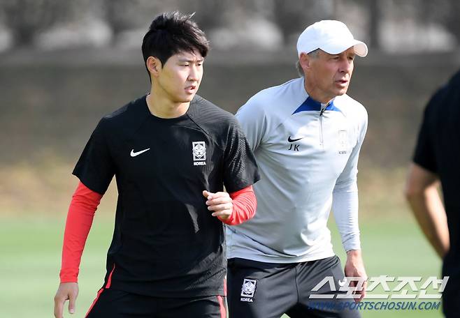 대한민국 축구대표팀이 18일(현지시간) 오전 카타르 도하 알 아글라 트레이닝 센터에서 훈련을 진행했다. 이강인과 클린스만 감독이 전술훈련을 소화하고 있다. 도하(카타르)=박재만 기자 pjm@sportschosun.com/2023.01.18/