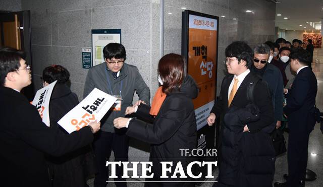 개혁신당 중앙당 창당대회가 국회 의원회관에서 열린 가운데, 당원들이 행사장에 들어서고 있다.