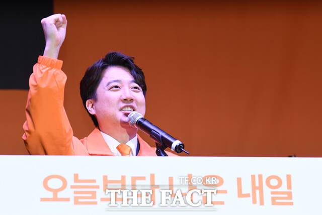 이준석 개혁신당 신임대표가 당대표 수락연설을 하며 주먹을 쥐어보이고 있다.