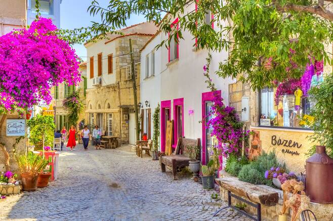 동화에 나올 법한 아름다운 마을과 해변으로 유명한 이즈미르 알라차트./튀르키예문화관광부
