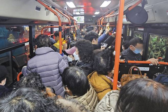 매일 새벽 3시 50분 노원구 상계동에서 출발하는 '8146번 버스'. 서울에서 가장 빨리 출근하는 시민들이 탄다. 19일 새벽 버스는 수락산을 지나 중계역쯤 가니 붐비기 시작했다. 영동대교 북단쯤에선 승객을 더 태울 수 없을 만큼 꽉 찼고, 한강을 건너 삼성동, 봉은사 등 강남 빌딩 숲을 지나자 버스는 순식간에 텅 비었다. /구아모 기자