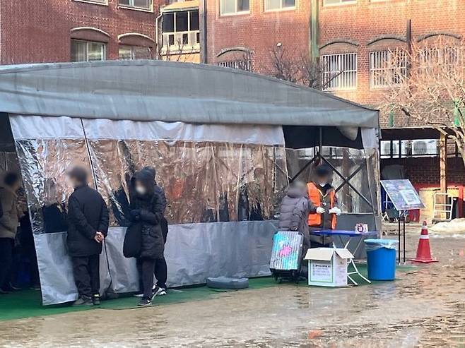 19일 오전 서울시 중구에 위치한 무료 급식소 명동밥집. 한 노인이 번호표를 받기 위해 자원봉사자와 대화를 나누고 있다.ⓒ데일리안 박상우 기자