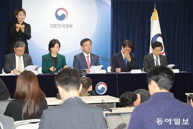 정부는 ‘2024 경제정책방향’을 통해 초고령사회에 대비해 실버타운 조성 사업에 적극 나서겠다고 밝혔다. 사진은 최상목 부총리 겸
기획재정부 장관(가운데)이 4일 정부서울청사에서 2024 경제정책방향을 발표하는 모습이다. 김주현 금융위원장, 박상우 국토교통부
장관, 오영주 중소벤처기업부 장관, 전병극 문화체육관광부 1차관(오른쪽부터)이 배석했다. 동아일보DB