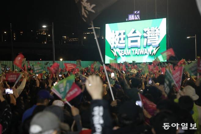 13일 대만 총통 선거에서 승리한 라이칭더가 타이베이시 민진당 선거대책본부에서 기자회견을 열었다. 지지자들이 와 축하하는 모습.  타이베이=이지윤 기자 asap@donga.com