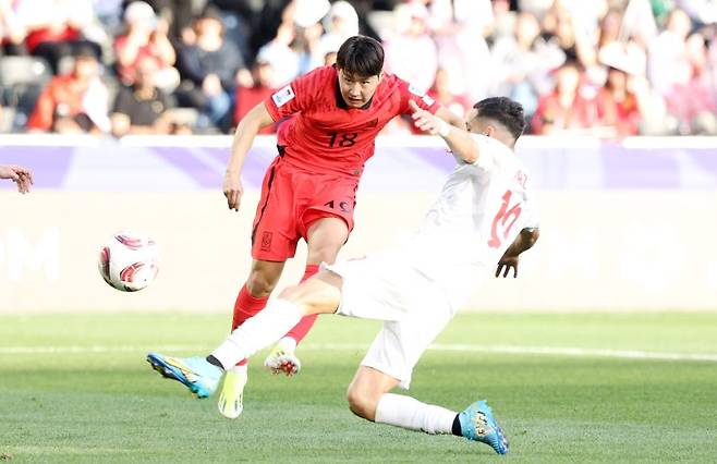 대한민국 축구대표팀 이강인이 2023 아시아축구연맹(AFC) 카타르 아시안컵 조별리그 E조 대한민국과 바레인의 경기에서 팀의 세 번째 골을 넣고 있다. 2024.1.15/뉴스