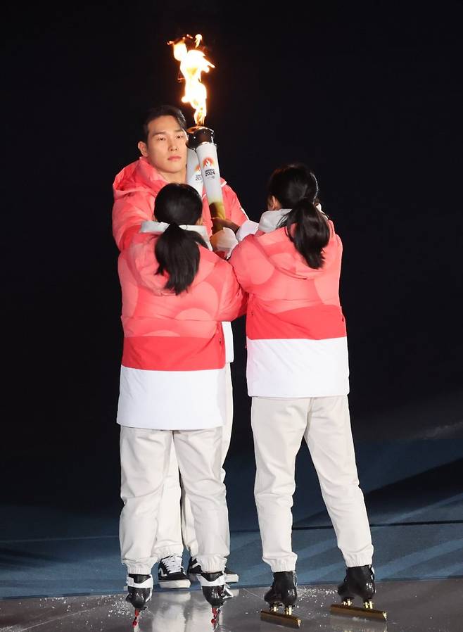 스켈레톤 선수 윤성빈이 19일 오후 강원 강릉 스피드스케이팅 경기장에서 열린 2024 강원 동계청소년올림픽 대회 개회식에서 쇼트트랙 선수 박하은, 박가은 자매에 성화를 전달하고 있다. 사진=뉴시스