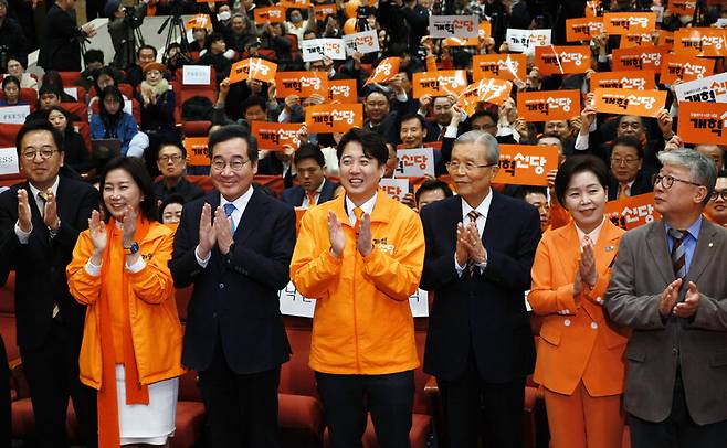 개혁신당 중앙당 창당대회가 20일 오후 서울 국회 의원회관에서 열렸다. 이날 창당대회에는 김종인 전 국민의힘 비상대책위원장, 이낙연 새로운미래 인재영입위원장, 김종민·조응천·정태근 미래대연합 공동창당준비위원장, 양향자 한국의희망 대표, 금태섭 새로운선택 공동대표 등이 참석했다. 연합뉴스