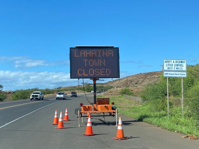 지난달 7일(현지시간) 미 하와이주(州) 마우이섬 서부 라하이나 인근 도로를 지나는데 '라하이나 마을은 봉쇄됐습니다'(Lahaina town closed)라고 적힌 전광판이 곧 도로가 봉쇄될 것을 알렸다. 마우이=박지연 기자
