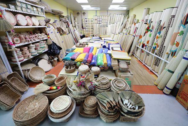 강화풍물시장 2층에는 강화 특산품 화문석을 파는 가게가 많다. ⓒ박준규