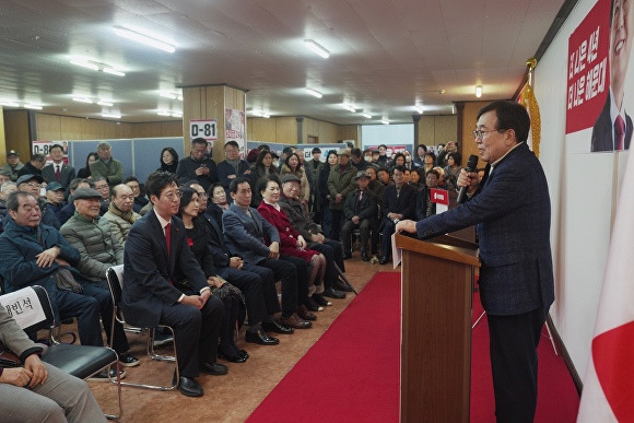 20일 오후 부산광역시 해운대구에 위치한 박지형 예비후보 선거사무소 개소식에서 서병수 의원(오른쪽)이 축사를 하고 있다. [사진=박지형 예비후보 선거캠프]