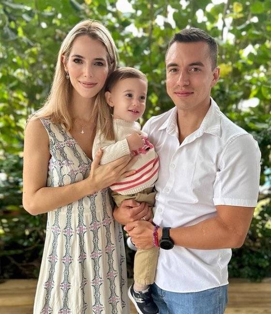 다니엘 노보아 에콰도르 대통령(오른쪽)이 그의 부인 라비니아 발보네시, 아들과 함께 있는 모습. 인스타그램 캡처