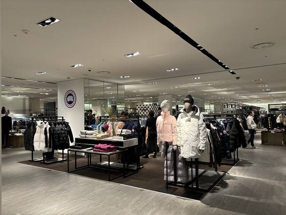 수입 프리미엄 패딩 매장. [사진 한화갤러리아]