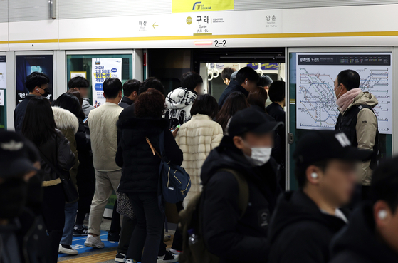 시민들이 혼잡도가 높아 ‘지옥철’로 불리는 김포골드라인에 탑승하고 있다. [뉴스1]