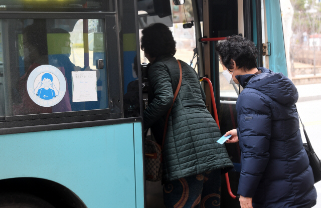 ▲ 춘천 중앙시장 앞 버스 정류장에서 시민들이 버스에 탑승하고 있다. [강원도민일보 자료사진]