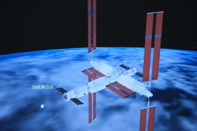 지난 18일 베이징 항공우주 관제센터가 제공한 모의 사진. 중국의 화물 우주선 톈저우 7호가 우주 정거장 톈궁과 결합하여 도킹하는 것을 보여주고 있다. / 사진=신화통신(Xinhua)