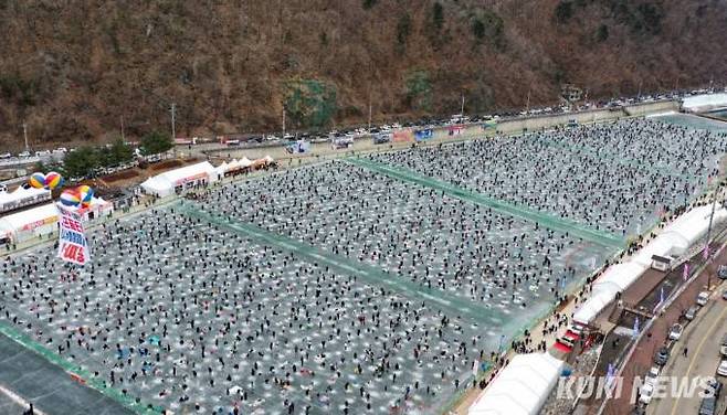 새해 셋째 주말인 20일 오전 강원 화천군 화천천 일대에서 열리는 화천산천어축제에 수많은 관광객들이 몰려 콩나물 인파를 이루고 있다.(화천군)