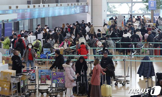 (인천공항=뉴스1) 박정호 기자 = 인천국제공항공사가 지난 2020년 1월 이후 만 4년 만에 일일 여객이 20만 명을 돌파했다고 밝힌 16일 오후 인천국제공항 1터미널에서 여행객 등이 출국 수속을 밟고 있다. 2024.1.16/뉴스1  Copyright (C) 뉴스1. All rights reserved. 무단 전재 및 재배포,  AI학습 이용 금지.