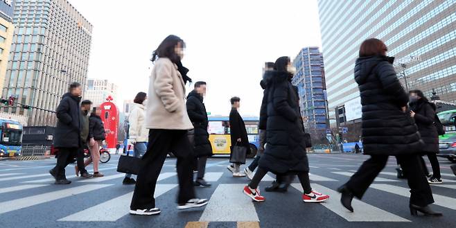 일요일인 21일은 전국이 대체로 포근한 가운데 일부 지역에서 눈이나 비가 올 전망이다. 사진은 서울 광화문 네거리 모습. /사진=뉴시스