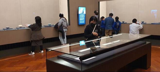 도쿄국립박물관을 찾은 관람객들이 고려다완을 비롯한 전시품들을 보고 있다.