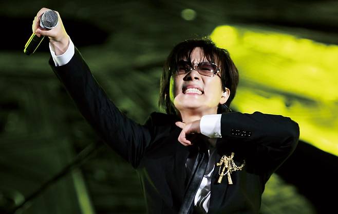 2008년 8월1일 코엑스 앞 광장에서 열린 '서태지 게릴라 콘서트'에서 서태지가 열창하고 있다. ⓒ연합뉴스