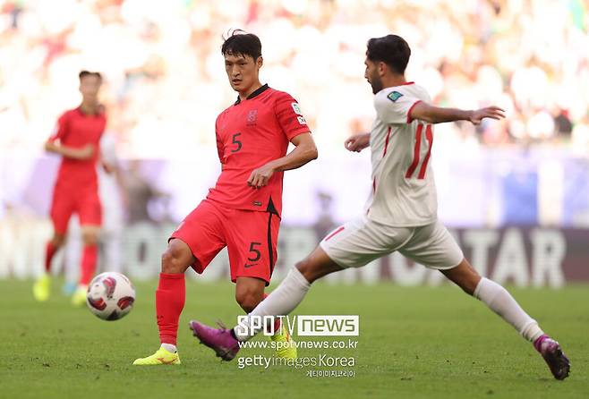 ▲ 위르겐 클린스만 감독이 이끄는 한국 축구대표팀은 20일 오후(한국시간) 카타르 도하의 알투마마 스타디움에서 열리는 2023 아시아축구연맹(AFC) 아시안컵 E조 2차전에서 요르단과 2-2 무승부를 거뒀다. 한국은 전반 8분에 나온 손흥민의 선제골로 1-0 리드를 잡았지만, 37분에 나온 박용우의 자책골로 동점을 내줬다. 이어서 전반전 종료 직전 역전골을 내주며 끌려갔다. 하지만 후반 추가시간에 나온 상대 자책골로 벼랑 끝에서 살아났다. 