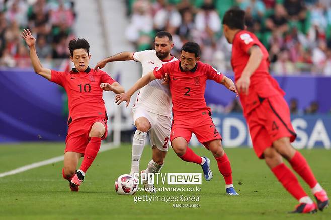 ▲ 위르겐 클린스만 감독이 이끄는 한국 축구대표팀은 20일 오후(한국시간) 카타르 도하의 알투마마 스타디움에서 열리는 2023 아시아축구연맹(AFC) 아시안컵 E조 2차전에서 요르단과 2-2 무승부를 거뒀다. 한국은 전반 8분에 나온 손흥민의 선제골로 1-0 리드를 잡았지만, 37분에 나온 박용우의 자책골로 동점을 내줬다. 이어서 전반전 종료 직전 역전골을 내주며 끌려갔다. 하지만 후반 추가시간에 나온 상대 자책골로 벼랑 끝에서 살아났다. 