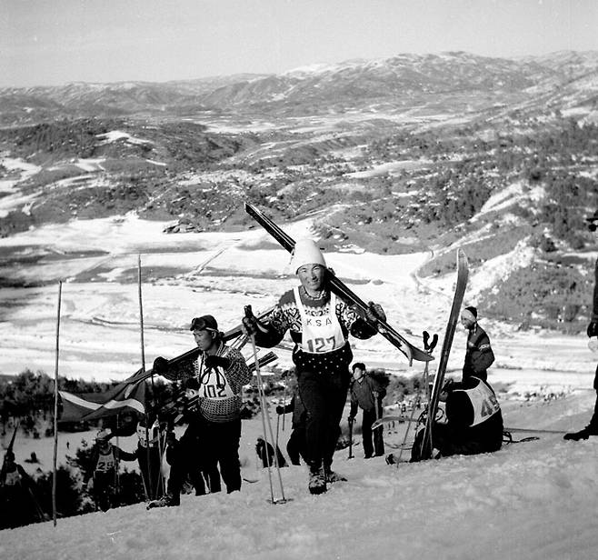 전국스키대회에 참가한 선수들이 리프트가 없어 스키를 메고 슬로프를 오르고 있다. 1961년 [국가기록원 제공]