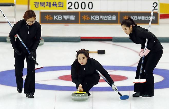 인천 선학국제빙상경기장에서 열린 제96회 전국 동계체육대회 컬링 여자일반부 경기에서 경북체육회 선수들이 경기에 집중하고 있다. 2015년 [연합뉴스 자료사진]