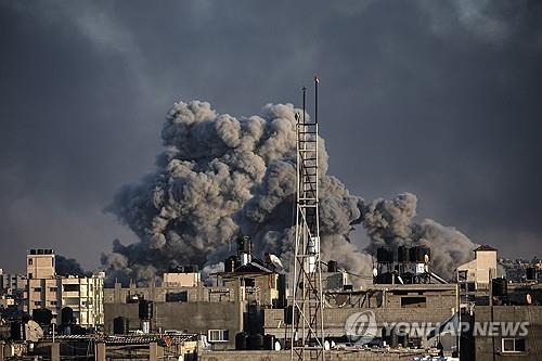 이스라엘의 공습으로 포연이 가득한 가자지구  [EPA=연합뉴스 자료사진. 재판매 및 DB금지]