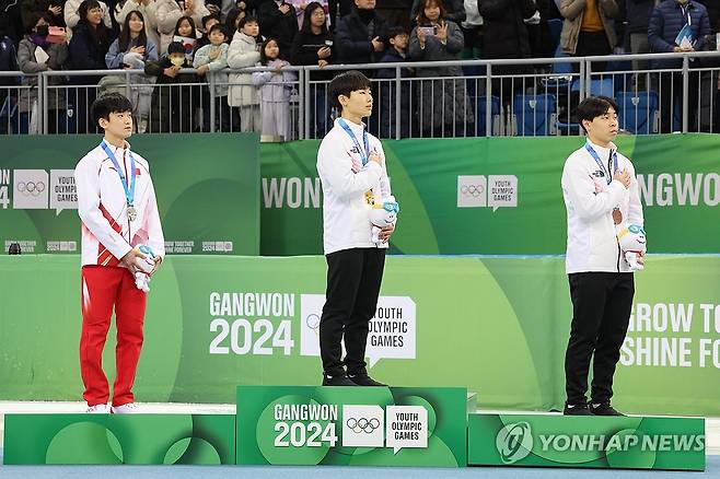 한국 첫 메달의 주인공들 (강릉=연합뉴스) 임화영 기자 = 20일 오후 강원도 강릉 아이스아레나에서 열린 2024 강원 동계청소년올림픽 쇼트트랙 남자 1,500m 결승에서 금·동메달을 차지한 주재희와 김유성이 시상대에서 국기에 경례하고 있다. 2024.1.20 hwayoung7@yna.co.kr