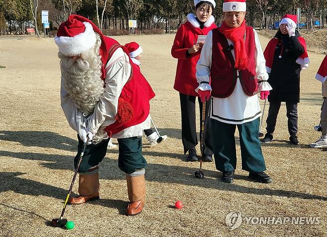 산천어축제 찾은 핀란드 산타의 파크골프 이벤트 [연합뉴스 자료사진]