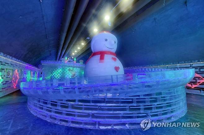 화천산천어축제 서막..얼음조각 광장 눈길 [연합뉴스 자료사진]