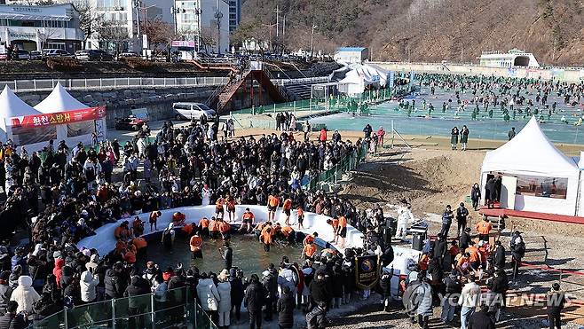 화천산천어축제 맨손잡기 체험 인기 [연합뉴스 자료사진]