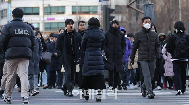 서울 종로구 광화문네거리에서 시민들이 이동하고 있다.(사진=이영훈 기자)