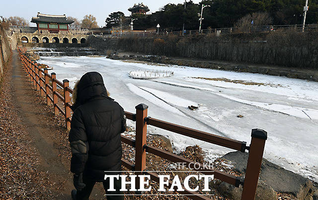 겨울 중 가장 춥다는 절기 '소한'을 하루 앞둔 지난 5일 오전 경기도 수원 화홍문 앞 수원천이 연일 이어지는 한파에 꽁꽁 얼어 있다.(기사와 관련 없음) /수원=임영무 기자