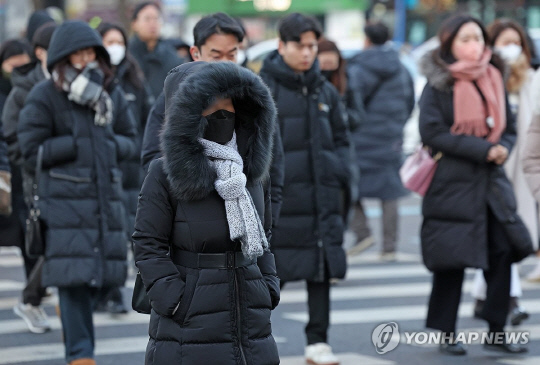 한파가 닥친 지난 8일 오전 서울 종로구 광화문네거리에서 시민들이 이동하고 있는 모습. <사진=연합뉴스>