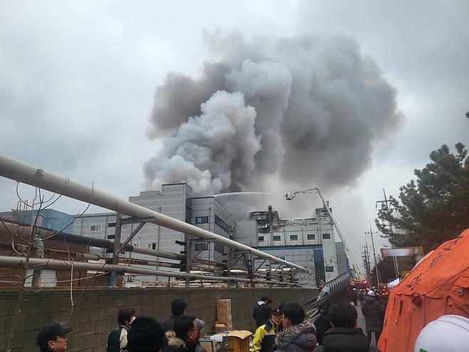 21일 오전 인천 서구 가좌동 인천일반산업단지에서 불이 나 소방대원들이 진화 작업을 하고 있다. 이승욱 기자