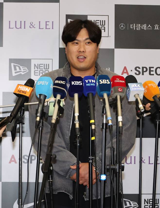 <yonhap photo-5236="">미국프로야구 메이저리그(MLB)에서 2023시즌을 마친 류현진이 지난해 10월 18일 인천국제공항을 통해 귀국한 뒤 취재진 질문에 답하고 있다. 사진=연합뉴스</yonhap>