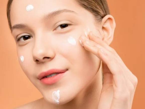 / '아이크림이 주름 개선에 효과가 있다는 데, 얼굴 전체에 발라도 괜찮을까?' '건조할 때 핸드크림을 얼굴에 발라도 괜찮을까?' 한 번쯤 생각해 봤을 것이다. 본 기사와 무관한 이미지.[사진=Pexels]