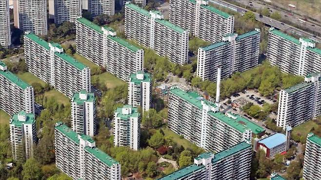 서울 집값 내림세를 주도하던 송파구에서 반등 거래가 잇따라 나타나고 있다. 한 달 새 실거래 가격이 4억원가량 상승한 송파구 잠실주공5단지 모습.   한경DB