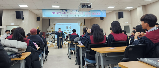 지난해 12월 말 열린 제주 A고등학교의 ‘학교장 없는 졸업식’에서 한 학생이 ‘고별사’를 전하고 있다. /학부모 제공