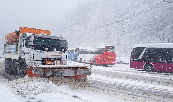 지난 20일 대관령을 비롯한 강원 산간에 대설특보가 내려진 가운데 옛 영동고속도로 대관령 구간에서 제설차가 분주히 눈을 치우고 있다. 연합뉴스.