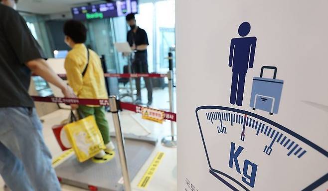휴대수하물 포함 승객 표준중량 측정 / 사진 = 연합뉴스