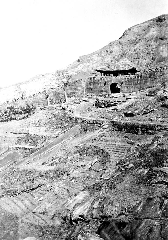 북한산성 대서문(1900년대초). 사막이나 다름없다. [국립민속박물관(헤르만 산더 기증사진)]