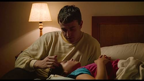 영화에서 두 사람은 종종 포개져 있다. 그것은 부녀의 절대 넉넉하지 않은 상황을 암시하는 것일 수도 있고, 정서적으로 유대감이 있었음을 보여주는 것일 수도 있다. [사진 출처=IMDb]