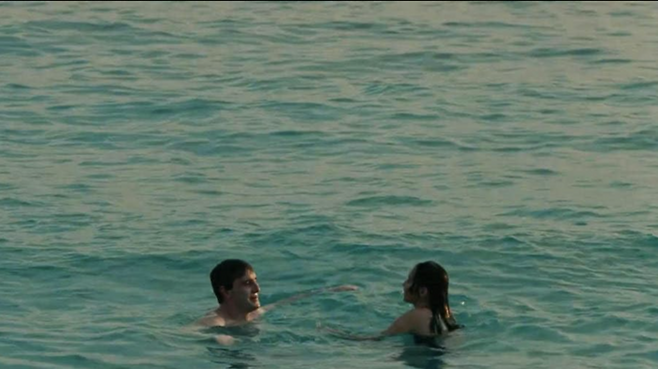 물은 사람을 집어삼킨다. 그렇기 때문에 부모와 자식이 함께 나오는 영화에서 물에서 노는 장면이 등장한다면, 표면적으로 보이는 것 이상의 의미를 갖는 경우가 많다. 부모는 물이 자녀를 집어삼키지 못하게 보호하고, 자녀는 자신이 위험에 처할 수 있다곤 상상하지 않는다. 부모를 온전히 신뢰하는 것이다. 물을 이와 같은 장치로 사용한 또 다른 영화로는 ‘문라이트’(씨네프레소 30회 소개)가 있다. [사진 출처=IMDb]